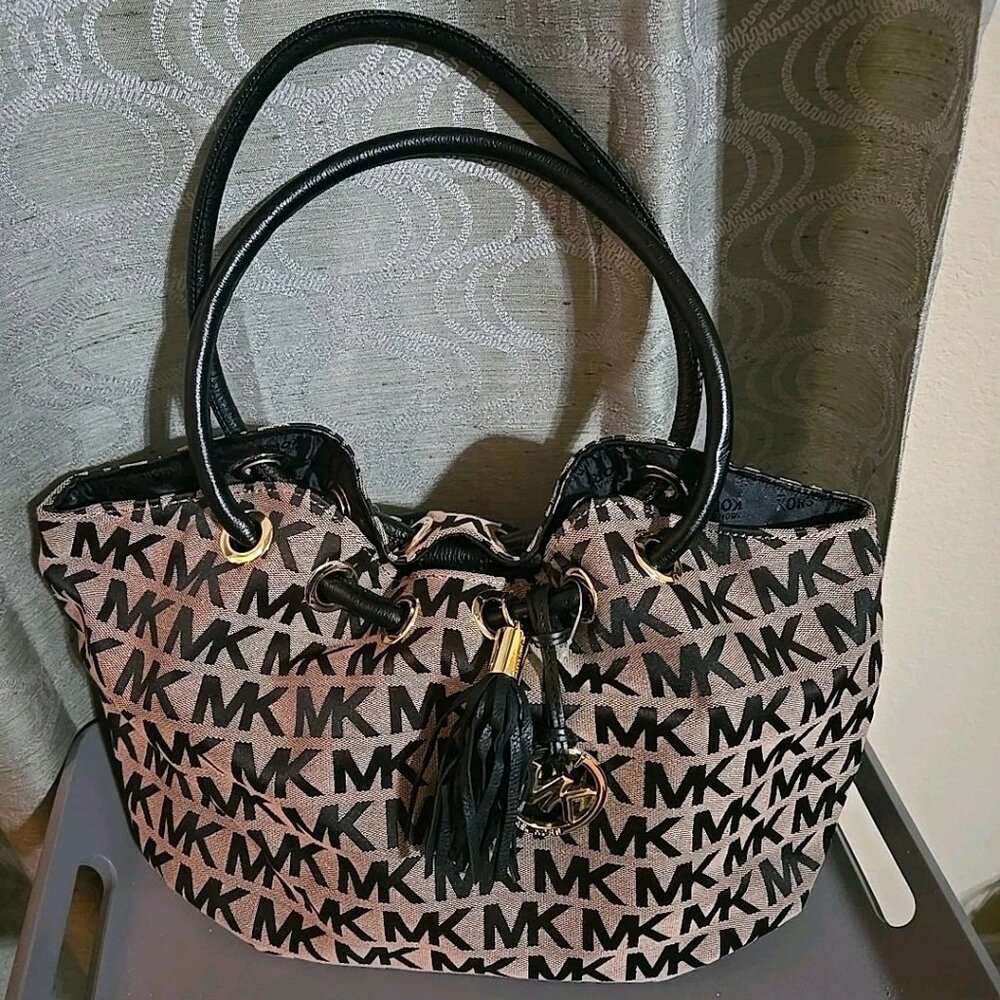 MICHAEL KORS EAST WEST RING SIGNATURE LOGO ALLOVER BEIGE BLACK WOMEN'S TOTE BAG.